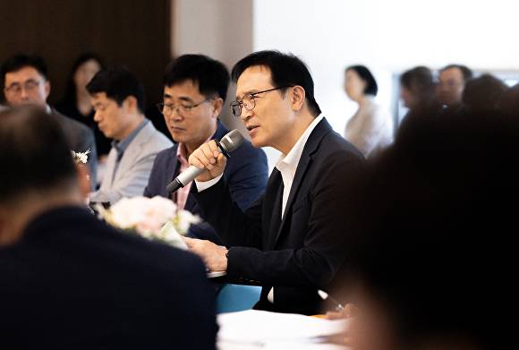 임태희 교육감이 지난 4일 경기도교육청 남부청사에서 열린 2025년 2분기 직속기관장 협의회에서 발언하고 있다. [사진=경기도교육청]