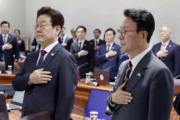 이재명 대통령과 김민석 국무총리가 5일 서울 용산 대통령실 청사에서 열린 국무회의에서 국기에 경례하고 있다. 2025.7.5 [사진=연합뉴스]