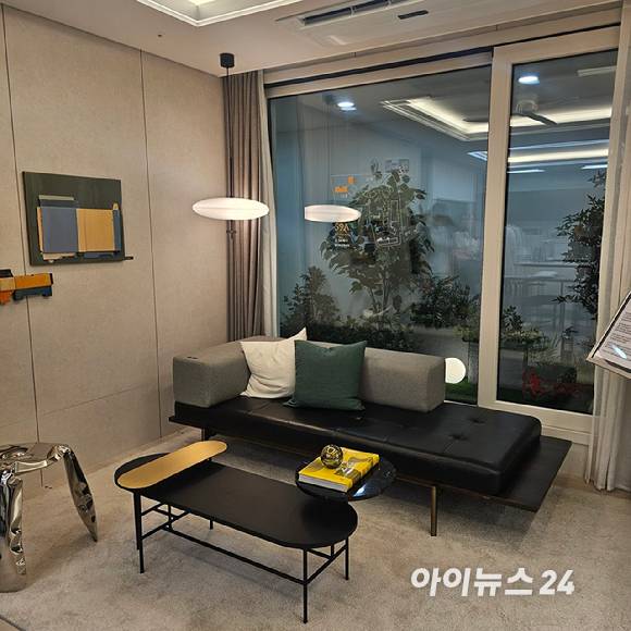 오티에르 포레 견본주택 내 전용면적 59㎡A 유니트 거실 모습. 2025.07.04 [사진=이효정 기자 ]
