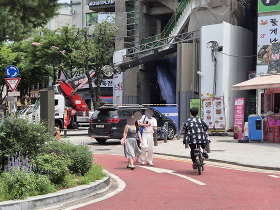 지난 3일 오후 1시 40분쯤, 서울 마포구 서교동 '홍대 레드로드'에서 전기자전거가 시민들 사이를 지나 달리고 있다. 전율 기자