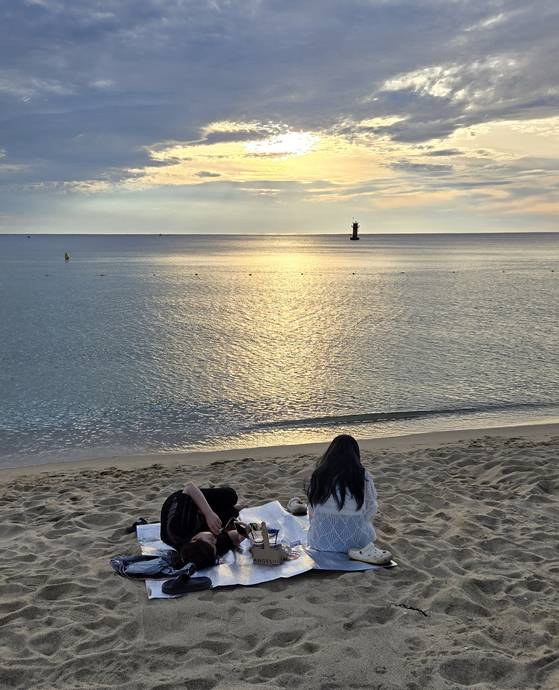 강원 강릉지역이 폭염경보 속에 이틀 연속 열대야를 기록한 지난 1일 새벽 경포해변 백사장에서 주민들이 시원한 바닷바람을 맞으며 열대야의 아침을 맞고 있다.[연합뉴스]