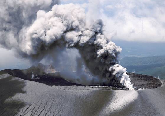 일본 규슈에 있는 활화산인 신모에다케에서 나온 연기가 지난 3일 5000m 상공까지 치솟았다고 교도통신이 4일 보도했다. 사진은 지난달 28일 신모에다케 분화 모습. 연합뉴스