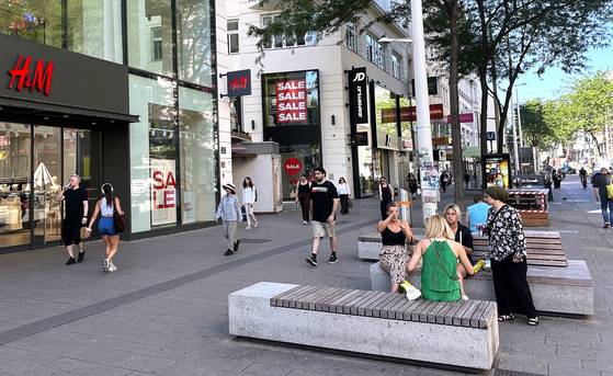 오스트리아 마리아힐퍼거리에 앉아 담소를 나누는 비엔나 시민들. 비엔나(오스트리아)=문희철 기자