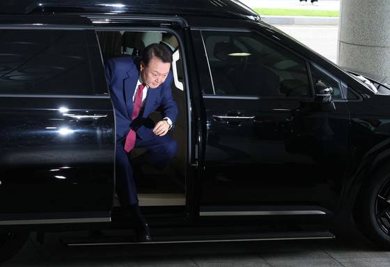 윤석열 전 대통령이 5일 내란 특검의 2차 조사를 받기 위해 조은석 특별검사팀 사무실이 있는 서울 서초구 서울고검에 도착, 차량에서 내리고 있다. 연합뉴스