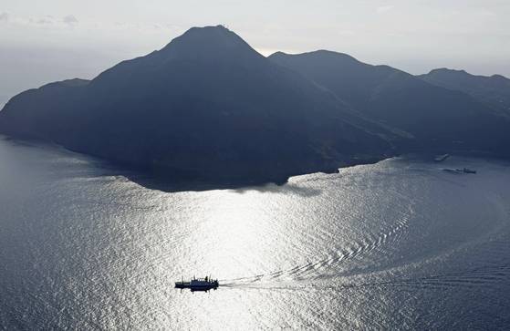 일본 남부 도카라 열도에서 소규모 지진이 계속되자 4일 도카라 열도의 아쿠세키 섬 도시마 마을 주민들이 배를 타고 대피하고 있다. AP=연합뉴스