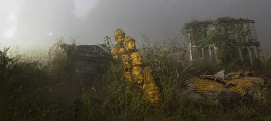 박찬경 작가가 기획한 ‘아득한 오늘’ 전에 나온 조현택 작가 사진 ‘조각난 두상들’ [사진 국제갤러리]