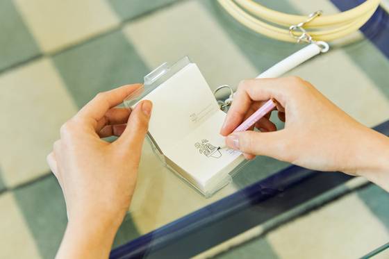 지난 4월 열린 ‘인벤타리오: 2025 문구 페어’에서 1시간 만에 완판된 미니 수첩. [사진 29CM]