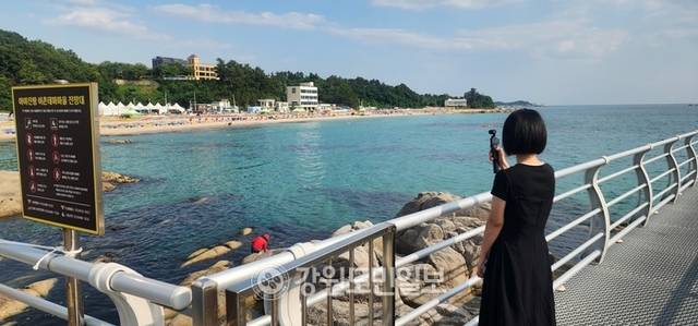 ▲ 아야진 항포구는 낚싯대를 던지면 누구나 우럭과 놀래미 등을 잡을 수 있고, 횟집 등 맛집들이 즐비하다.