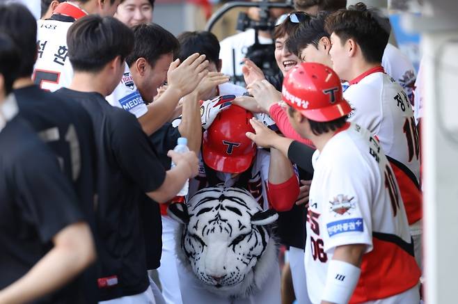 ▲홈런을 치고 돌아온 김호령을 축하 해주는 KIA 동료들 [연합뉴스]