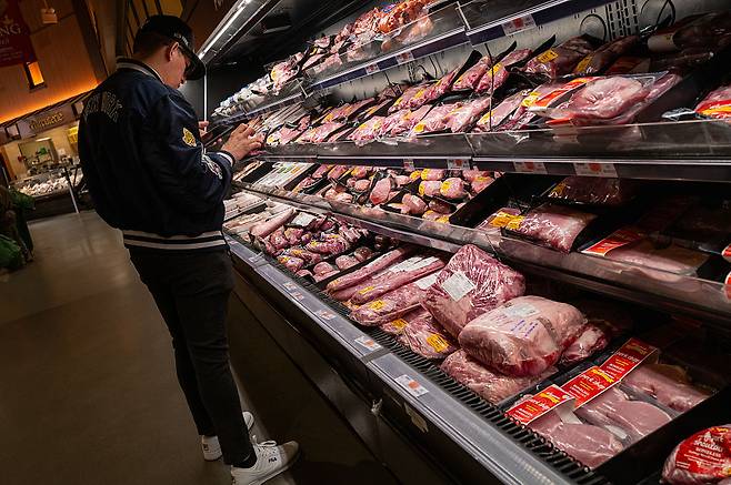 지난달 14일 미국 뉴욕 브루클린의 마트에서 한 손님이 육류 제품을 살펴보고 있다. 게티이미지