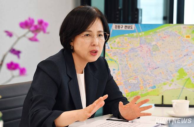 지난달 30일 서울 강동구 고덕비즈밸리에서 만난 이수희 강동구청장. 곽경근 기자