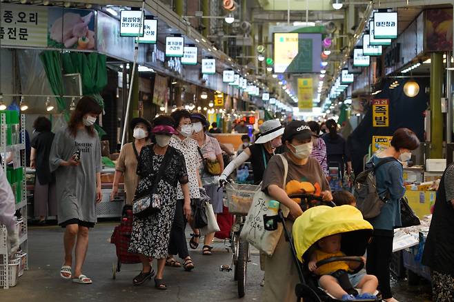 서울 마포구 망원동 재래시장을 찾은 시민들이 중복 음식 재료를 구입하고 있다. 쿠키뉴스 자료사진