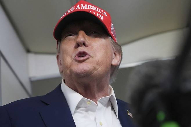 도널드 트럼프 미국 대통령이 4일(현지시간) 메릴랜드주 앤드루스 공군기지에서 에어포스원에 탑승하며 취재진의 질문에 답하고 있다. AP연합뉴스