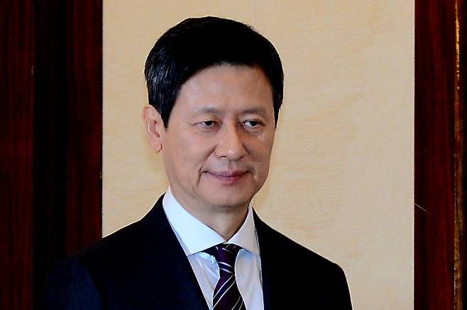 신동주 전 일본 롯데홀딩스 부회장이 2015년 10월 8일 서울 웨스틴조선호텔에서 롯데그룹 경영권 분쟁과 관련한 입장을 발표하기 위해 기자회견에 참석하고 있다. 뉴시스