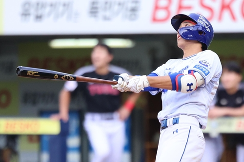 홈런 타구 바라보는 삼성의 이재현. 사진[연합뉴스]