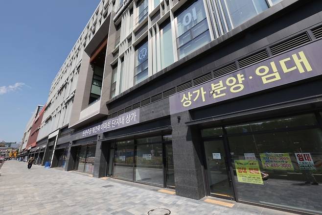 11일 서울 강동구 올림픽파크포레온아파트(둔촌주공재건축) 스테이션5 상가에 임대를 알리는 안내문이 붙어 있다. 2025.6.11 [한주형 기자]