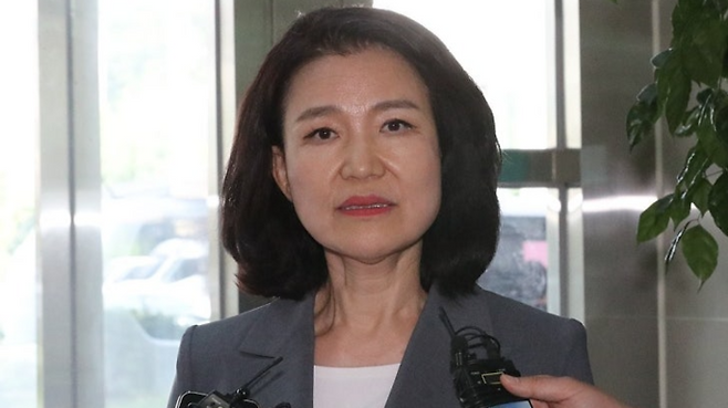 대전MBC 사장 재임 시절 법인카드를 사적으로 유용했다는 의혹을 받는 이진숙 방송통신위원장이 5일 대전 유성경찰서에 출석해 기자들의 질문을 받고 있다.  [사진 출처 = 연합뉴스]