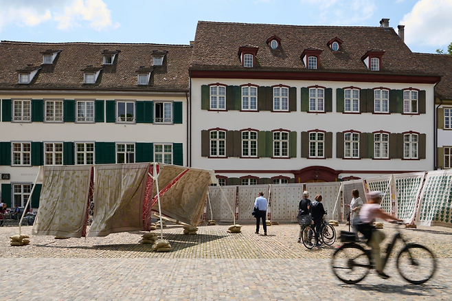 파르쿠르 전시에서 선보인 하이로조익/데자이어스의 직물 설치 작품. ©김슬기