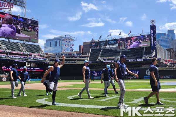 김하성이 경기전 스트레칭으로 몸을 풀고 있다. 사진(美 미니애폴리스)= 김재호 특파원