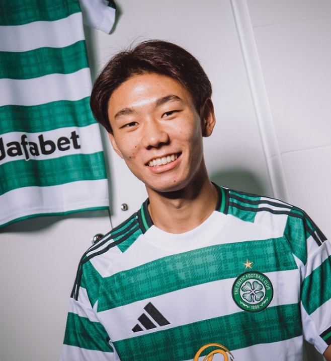 셀틱 유니폼을 입은 이나무라 하야토. 사진=셀틱 FC SNS