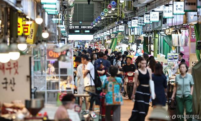 국회가 2차 추가경정예산안을 처리 예정인 4일 서울 마포구 망원시장에서 시민들이 장을 보고있다. 정부는 13조2000억원 규모의 '민생회복 소비쿠폰' 지원안과 6000억원 규모의 지역화폐(지역사랑상품권) 등이 포함된 추경안을 편성했다. 민생회복 소비쿠폰으로는 전 국민에게 1인당 15만~50만원을 차등 지급해 소비를 진작하고, 지역화폐로는 경제 활성화와 소상공인 지원에 나선다는 목표다. /사진제공=뉴스1