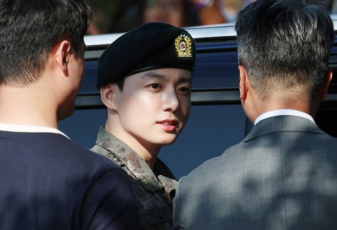 그룹 방탄소년단 측이 사생팬에 대한 강력처벌을 선언했다. 사진은 지난달 11일 경기 연천군 연천공설운동장에서 전역 인사를 마친 뒤 준비된 차량으로 이동하는 정국의 모습. /사진=뉴스1