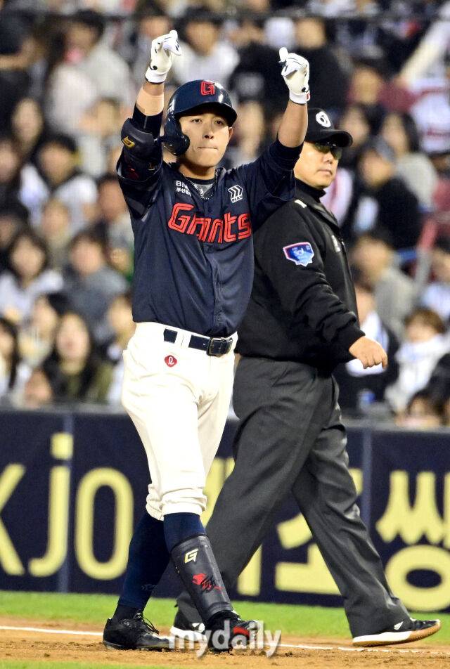 2025년 4월 25일 오후 서울 잠실구장에 진행된 '2025 신한 SOL뱅크 KBO 리그' 롯데 자이언츠와 두산 베어스의 경기. 롯데 황성빈이 4회초 2사 2루서 1타점 적시타를 친 뒤 기뻐하고 있다./마이데일리