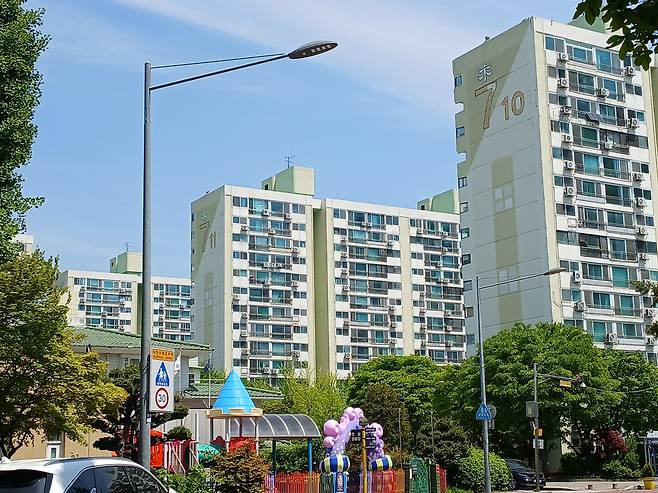 5호선 목동역과 초역세권으로 14개 단지 중 가장 인기가 많은 7단지 아파트의 모습. 김희량 기자