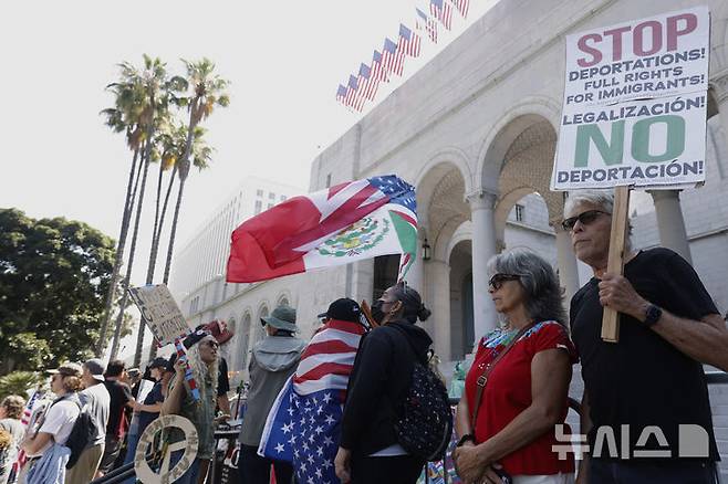 [로스앤젤레스=AP/뉴시스] 뉴욕타임스에 따르면 시위에 참여한 이들은 트럼프 행정부의 이민자 단속, 부유층에 대한 감세와 빈곤층 복지 삭감을 골자로 한 대규모 감세법안 등을 비판하며 거리로 나섰다고 밝혔다. 4일(현지 시간) 로스앤젤레스 시청 앞에서 도널드 트럼프 대통령의 정책에 반대하는 시위에 참가한 시위대. 2025.07.05.