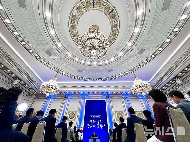 [서울=뉴시스] 고범준 기자 = 이재명 대통령이 3일 청와대 영빈관에서 열린 '대통령의 30일, 언론이 묻고 국민에게 답하다' 기자회견에서 출입기자들 질문에 답변하고 있다. (대통령실통신사진기자단) 2025.07.03. bjko@newsis.com