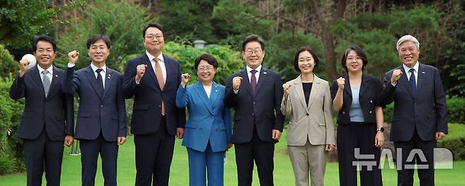 [서울=뉴시스] 최동준 기자 = 이재명 대통령이 3일 서울 한남동 관저에서 국회 비교섭단체 지도부와 오찬회동에 앞서 기념촬영을 하고 있다.왼쪽부터 윤종오 진보당 원내대표, 한창민 사회민주당 당대표, 천하람 개혁신당 당대표권한대행, 김선민 조국혁신당 당대표권한대행, 이 대통령, 김재연 진보당 상임대표, 용혜인 기본소득당 당대표, 서왕진 조국혁신당 원내대표. 2025.07.03. photocdj@newsis.com