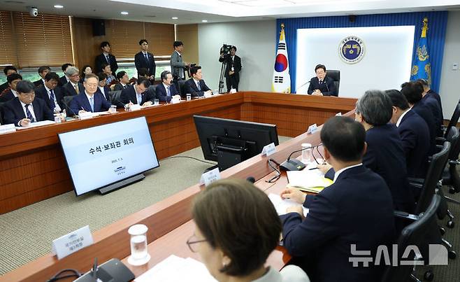 [서울=뉴시스] 고범준 기자 = 이재명 대통령이 3일 서울 용산 대통령실 청사에서 열린 제2차 수석보좌관회의에서 발언하고 있다. 2025.07.03. bjko@newsis.com