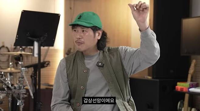 [서울=뉴시스] 육중완은 지난 3일 유튜브 채널 '현진영'에 출연해 과거 체중이 급격하게 줄어든 이유를 밝혔다. (사진=유튜브 채널 '현진영' 화면 캡처) 2025.07.05 photo@newsis.com *재판매 및 DB 금지