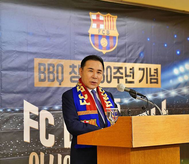 [서울=뉴시스] 윤홍근 제너시스BBQ 그룹 윤홍근 회장이 2025 FC바르셀로나 아시아투어 서울 매치 후원을 기자간담회를 통해 발표하고 있다. (사진=제너시스BBQ) 2025.06.10. photo@newsis.com  *재판매 및 DB 금지