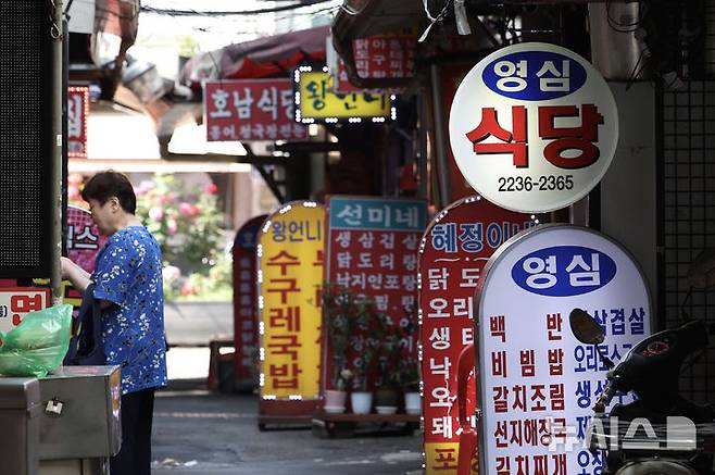 [서울=뉴시스] 김명년 기자 = 서울 시내 한 식당 골목이 한산한 모습을 보이고 있다. 2025.05.22. kmn@newsis.com