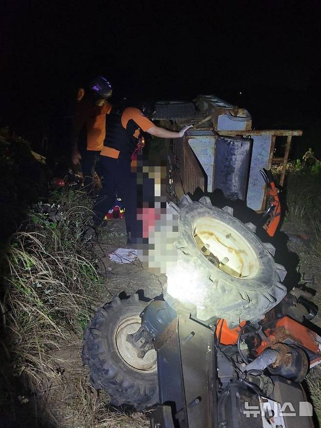 [제주=뉴시스] 4일 오후 제주시 한경면 소재 밭에서 소방당국이 경운기에 깔린 80대를 구조하고 있다. (사진=제주소방안전본부 제공) 2025.07.05. photo@newsis.com