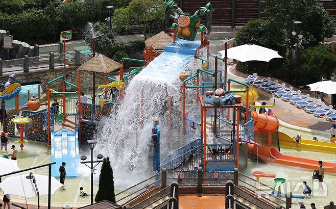 [서귀포=뉴시스] 우장호 기자 = 폭염이 기승을 부리는 5일 오후 서귀포시 안덕면 제주신화월드 워터파크를 찾은 피서객들이 물놀이를 하며 더위를 식히고 있다. 2025.07.05. woo1223@newsis.com