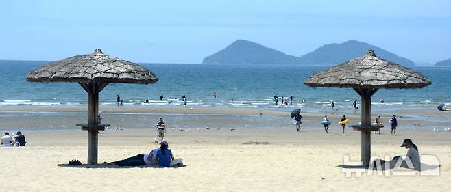 [부안=뉴시스] 김얼 기자 = 연일 무더위가 기승을 부리고 있는 5일 전북 부안군 변산해수욕장을 찾은 시민들이 물놀이를 하며 더위를 식히고 있다. 2025.07.05. pmkeul@newsis.com