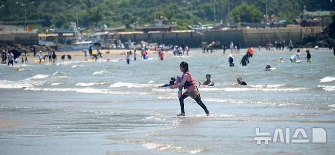 [부안=뉴시스] 김얼 기자 = 연일 무더위가 기승을 부리고 있는 5일 전북 부안군 변산해수욕장을 찾은 시민들이 물놀이를 하며 더위를 식히고 있다. 2025.07.05. pmkeul@newsis.com