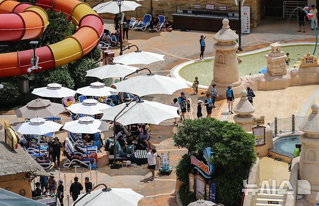 [서귀포=뉴시스] 우장호 기자 = 폭염이 기승을 부리는 5일 오후 서귀포시 안덕면 제주신화월드 워터파크를 찾은 피서객들이 물놀이를 하며 더위를 식히고 있다. 2025.07.05. woo1223@newsis.com