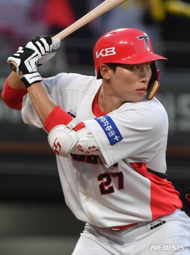 [광주=뉴시스] 변재훈 기자 = 29일 오후 광주 북구 광주-기아챔피언스필드에서 열린 2022프로야구 SSG 랜더스 대 KIA 타이거즈의 경기, 3회말 2사에서 KIA 9번 타자 김호령이 안타를 치고 있다. 2022.07.29. wisdom21@newsis.com