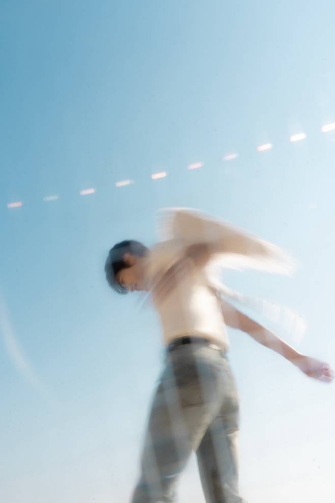 도영은 이번 앨범을 구상하면서 '날개'라는 시각적 이미지를 떠올렸다고 밝혔다. SM엔터테인먼트 제공