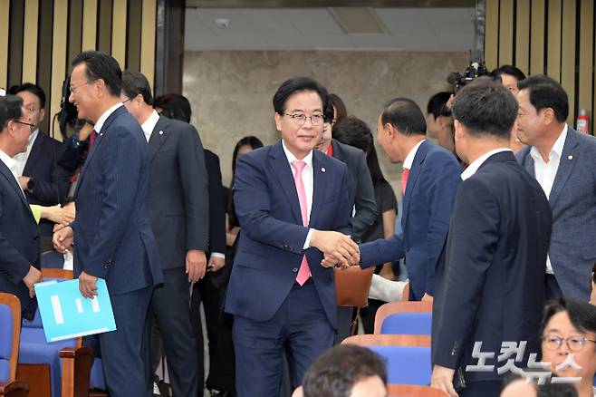 국민의힘 송언석 비상대책위원장 겸 원내대표가 4일 서울 여의도 국회에서 열린 당 긴급의원총회에 참석하며 의원들과 인사를 하고 있다. 윤창원 기자