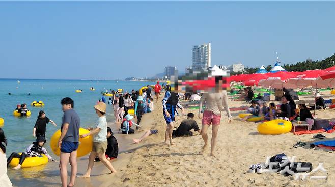 5일 강릉 경포해수욕장을 찾은 피서객들. 전영래 기자