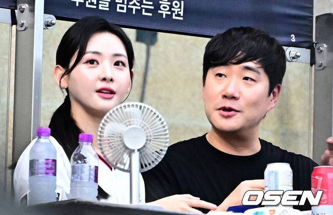 [OSEN=잠실, 지형준 기자] 3일 오후 서울 잠실구장에서 ‘2025 신한 SOL Bank KBO리그’ 두산 베어스와 삼성 라이온즈의 경기가 열렸다.두산은 곽빈, 삼성은 최원태가 선발로 나섰다.시구자를 나선 배성재 아나운서가 아내 김다영 아나운서와 경기를 관전하고 있다. 2025.07.03 /jpnews@osen.co.kr