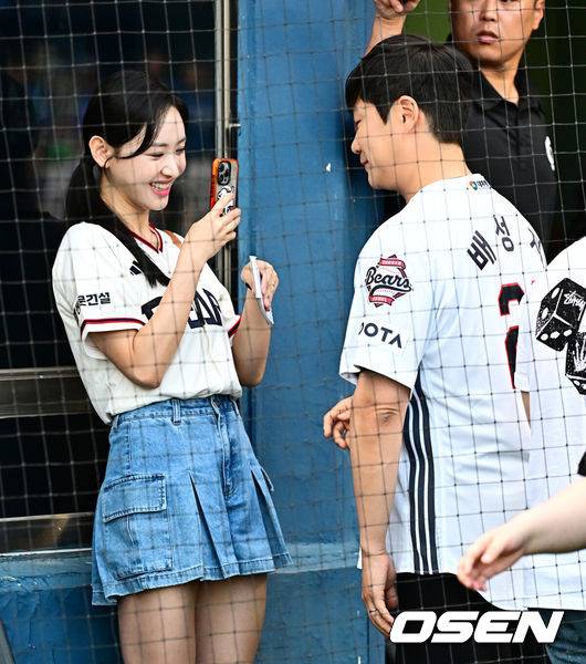 [OSEN=잠실, 지형준 기자] 3일 오후 서울 잠실구장에서 ‘2025 신한 SOL Bank KBO리그’ 두산 베어스와 삼성 라이온즈의 경기가 열렸다.두산은 곽빈, 삼성은 최원태가 선발로 나섰다.배성재 아나운서가 아내 김다영 아나운서와 시구를 준비하고 있다. 2025.07.03 /jpnews@osen.co.kr