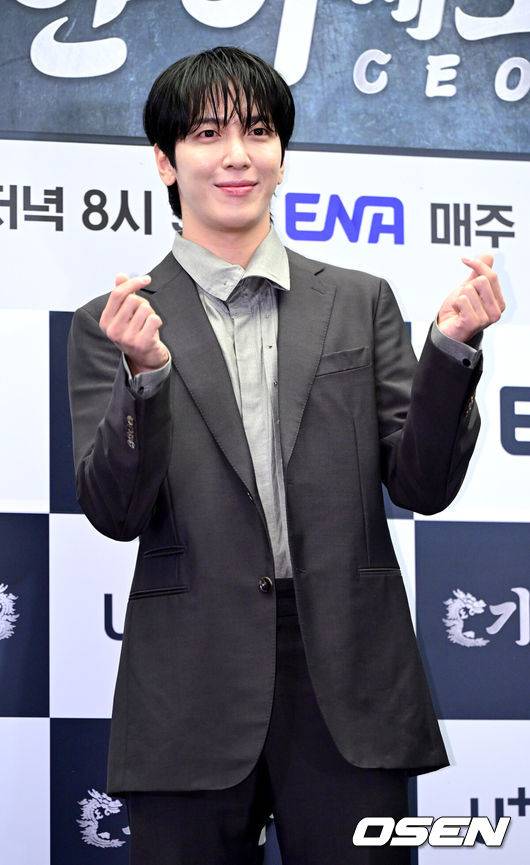 [OSEN=최규한 기자] 5일 오후 서울 상암동 스탠포드호텔에서 ENA X LG유플러스 예능 프로그램 ‘기안이쎄오’ 제작발표회가 열렸다.‘기안이쎄오’는 동병상련 CEO들을 위한 해결사가 된 기안84의 CEO 구출일지를 그리는 오피스 예능 프로그램이다.가수 정용화가 포토타임을 하고 있다. 2024.12.05 / dreamer@osen.co.kr