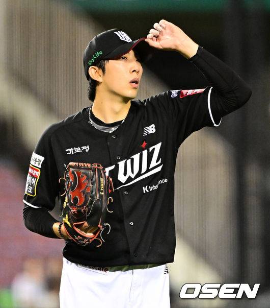 [OSEN=잠실, 지형준 기자] 4일 오후 서울 잠실구장에서 ‘2025 신한 SOL Bank KBO리그’ 두산 베어스와 KT 위즈의 경기가 열렸다.두산은 잭로그, KT는 오원석이 선발로 나섰다.6회말 2사 3루에서 KT 오원석이 두산 양의지를 상대하고 있다. 2025.07.04 /jpnews@osen.co.kr