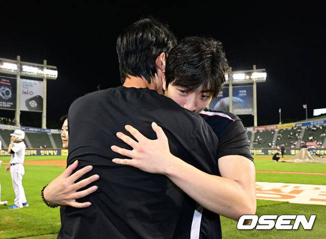 [OSEN=잠실, 지형준 기자] KT 위즈 이강철 감독이 개인 통산 500승을 달성했다.KT는 4일 서울 잠실구장에서 열린 2025 신한 SOL Bank KBO리그 두산 베어스와의 원정 경기에서 6-3 승리를 거뒀다. 오원석은 이날 선발 등판, 6이닝 4피안타 2볼넷 5탈삼진 1실점 퀄리티 스타트로 데뷔 첫 10승 고지를 밟았다. 경기를 마치고 KT 오원석이 고영표의 축하를 받고 있다. 2025.07.04