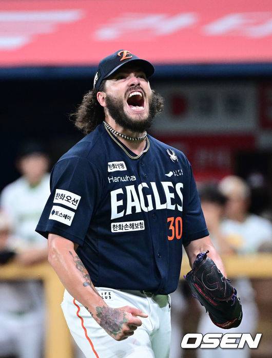 [OSEN=고척, 최규한 기자] 4일 서울 고척스카이돔에서 ‘2025 신한 SOL Bank KBO리그’ 키움 히어로즈와 한화 이글스의 경기가 열렸다.홈팀 키움은 라울 알칸타라, 방문팀 한화는 코디 폰세를 선발로 내세웠다.5회말 키움 공격을 무실점으로 막아낸 한화 선발 폰세가 포효하고 있다. 2025.07.04 / dreamer@osen.co.kr